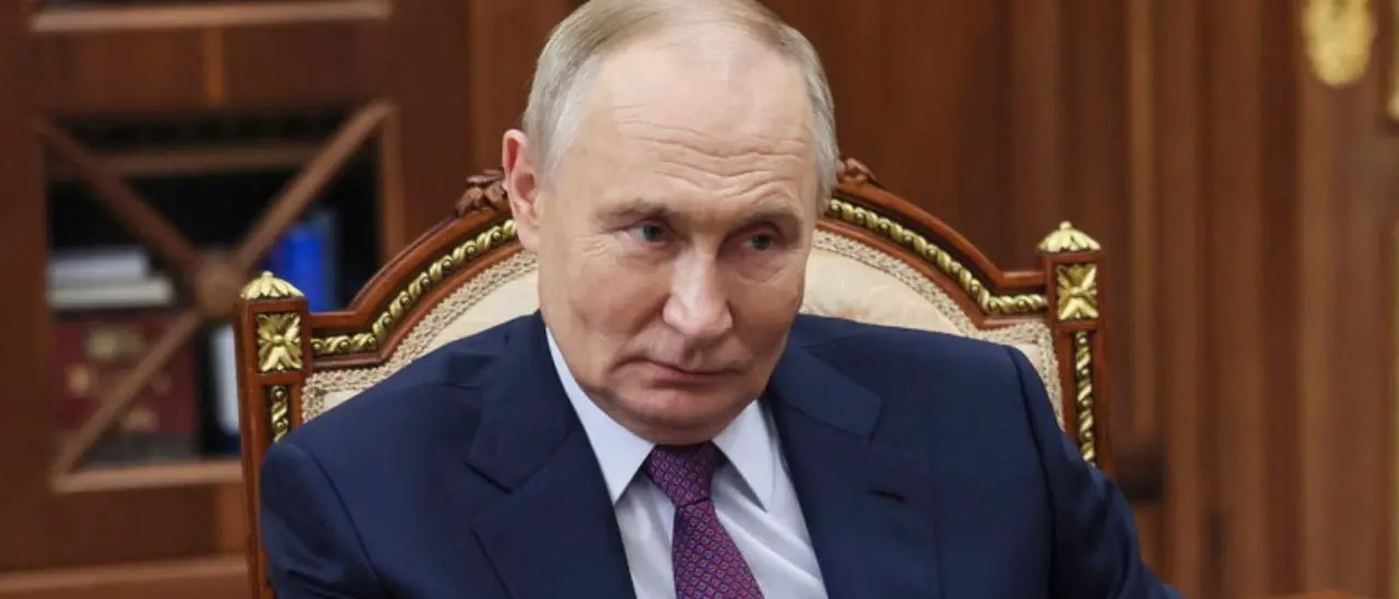 Droni, golpe e traditori: Putin si barrica nei bunker e vive nell'ossessione di essere ucciso\n