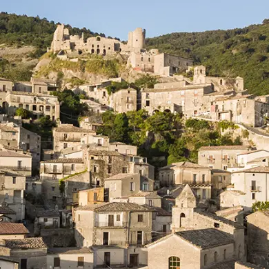 Cleto, il riscatto di un borgo che ha scelto di non arrendersi: «Dalle pulizie dei volontari alla colletta in Comune, così siamo rinati»\n