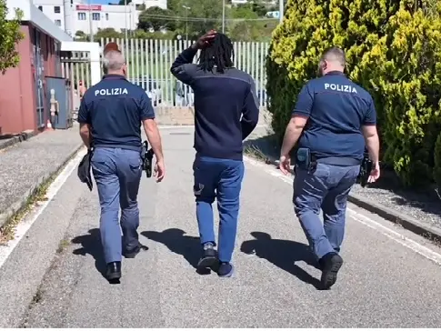 Molestava passanti a Catanzaro, provvedimento di trattenimento per un nigeriano: il caso era finito su Rete4