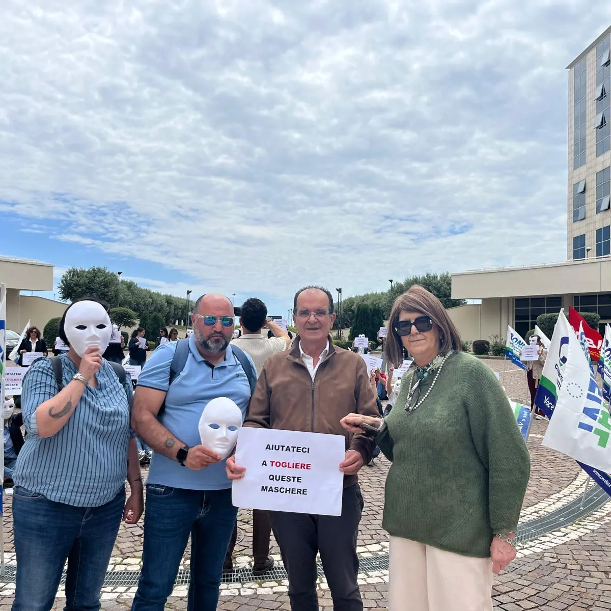Lavoratori Konecta in piazza a Catanzaro, Barbuto e Bruno: «C’è una responsabilità politica, ora servono soluzioni»\n