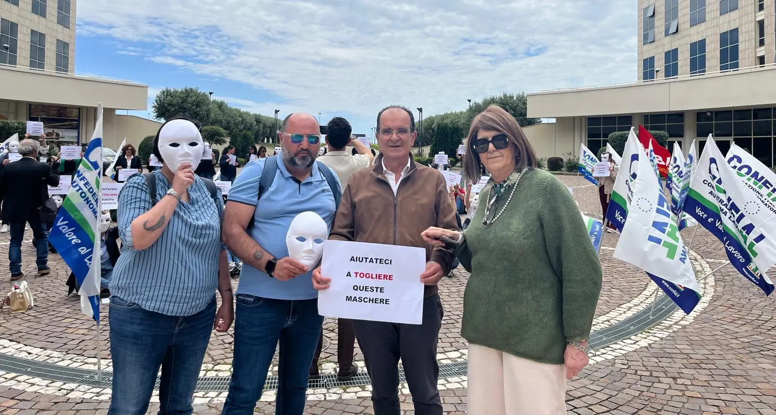 Lavoratori Konecta in piazza a Catanzaro, Barbuto e Bruno: «C’è una responsabilità politica, ora servono soluzioni»\n
