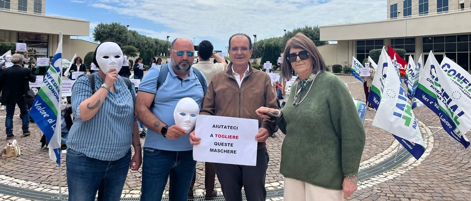 Lavoratori Konecta in piazza a Catanzaro, Barbuto e Bruno: «C’è una responsabilità politica, ora servono soluzioni»\n