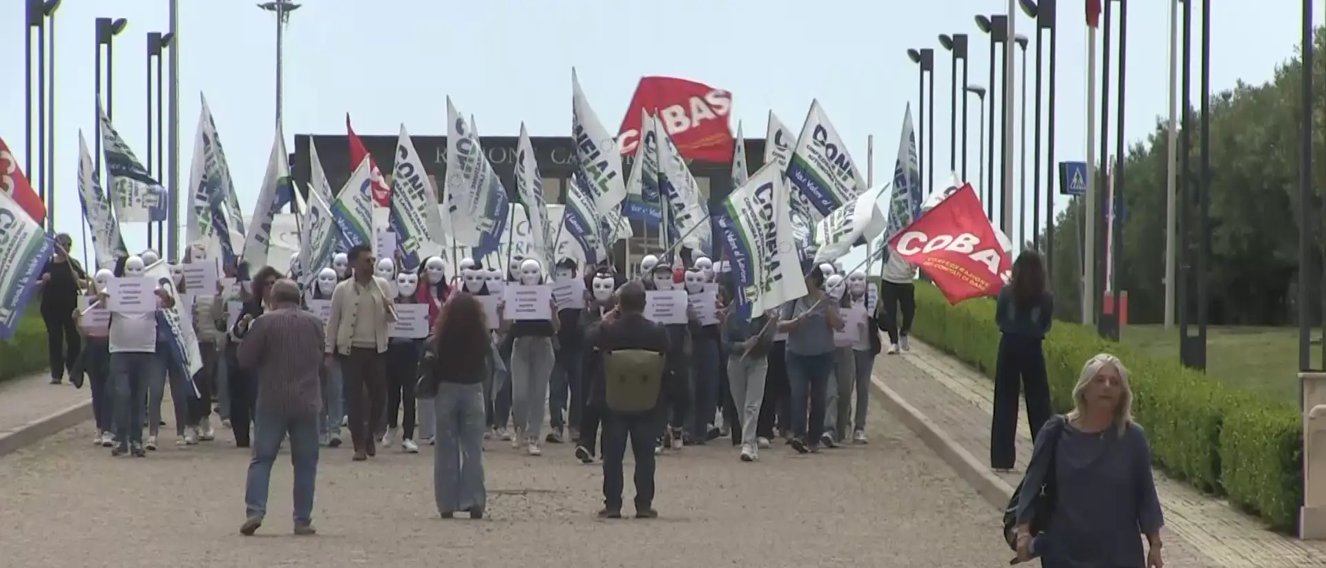 «Sono lavoratori e non fantasmi, qui per lanciare un grido d’allarme»: alla Cittadella la protesta dei lavoratori Konecta\n