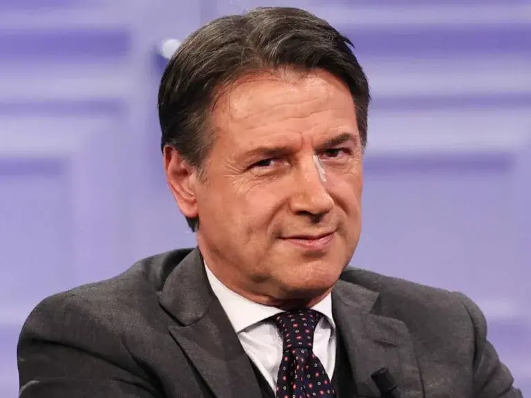 Come sta Giuseppe Conte? L’operazione del 28 aprile, gli impegni cancellati e il silenzio che fa crescere le domande