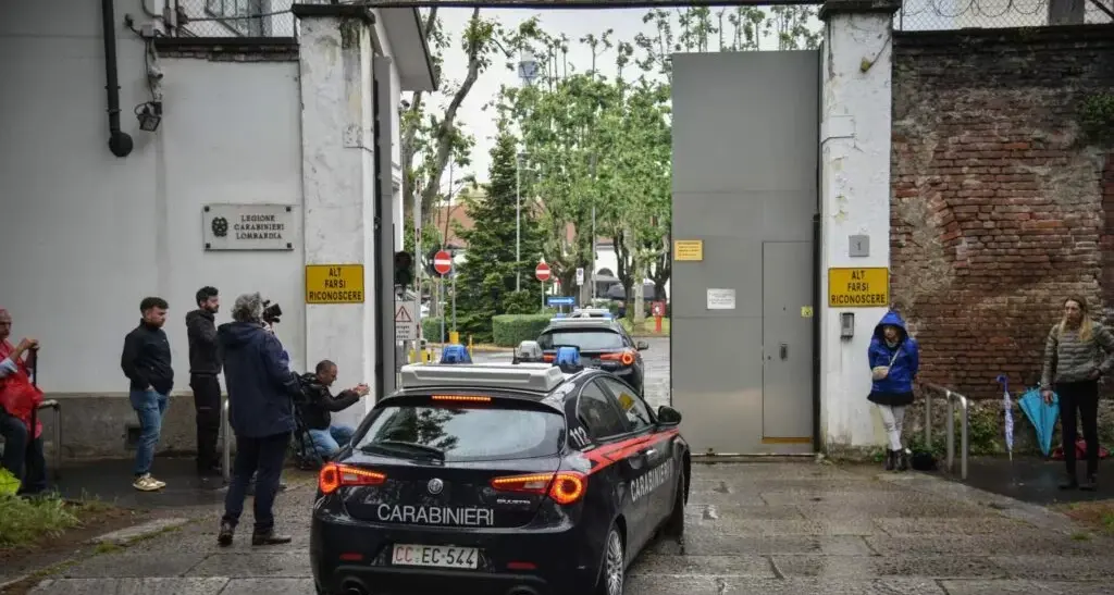 Garlasco, le gemelle Cappa dai carabinieri: Paola interrogata per oltre due ore, Stefania in caserma. Nessuna dichiarazione\n