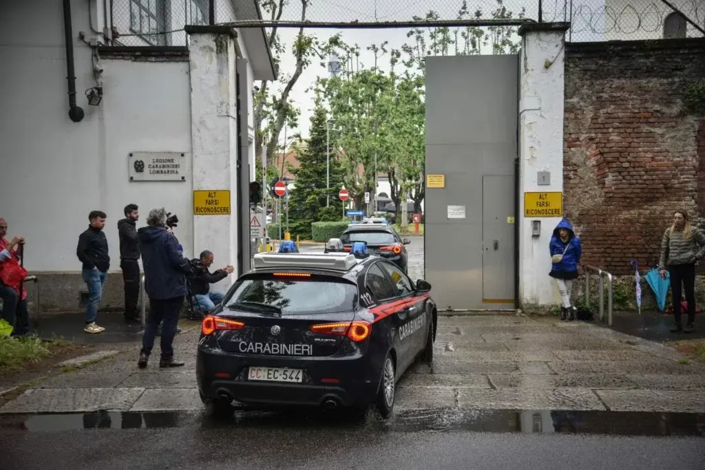 Garlasco, le gemelle Cappa dai carabinieri: Paola interrogata per oltre due ore, Stefania in caserma. Nessuna dichiarazione\n