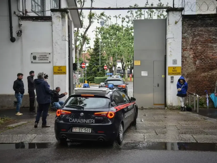 Garlasco, le gemelle Cappa dai carabinieri: Paola interrogata per oltre due ore, Stefania in caserma. Nessuna dichiarazione