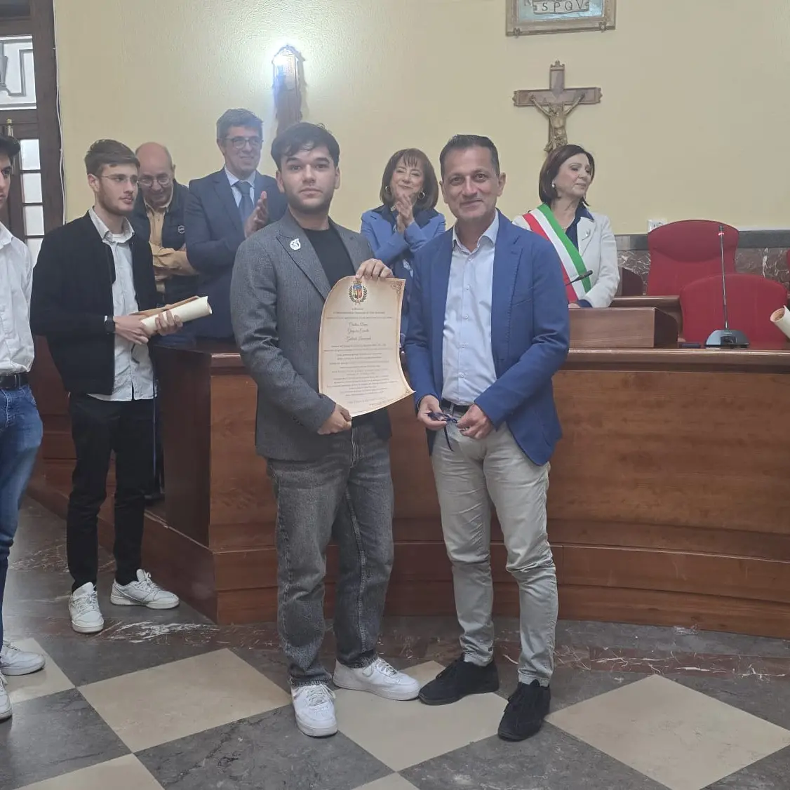 Il Comune di Vibo premia gli studenti vincitori della sfida sull’IA\u00A0in Cina: «Orgoglio della nostra città»\n