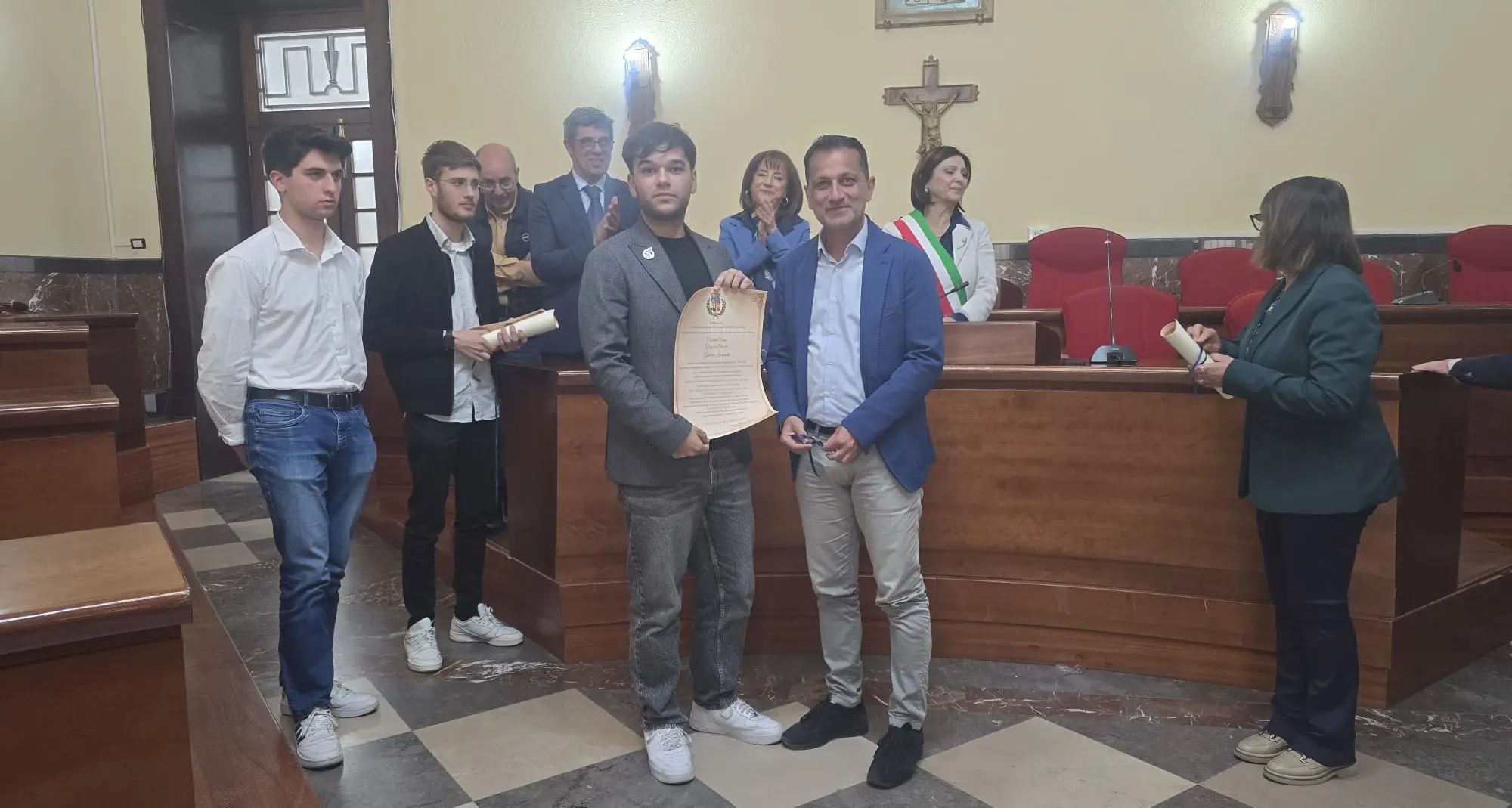 Il Comune di Vibo premia gli studenti vincitori della sfida sull’IA\u00A0in Cina: «Orgoglio della nostra città»\n