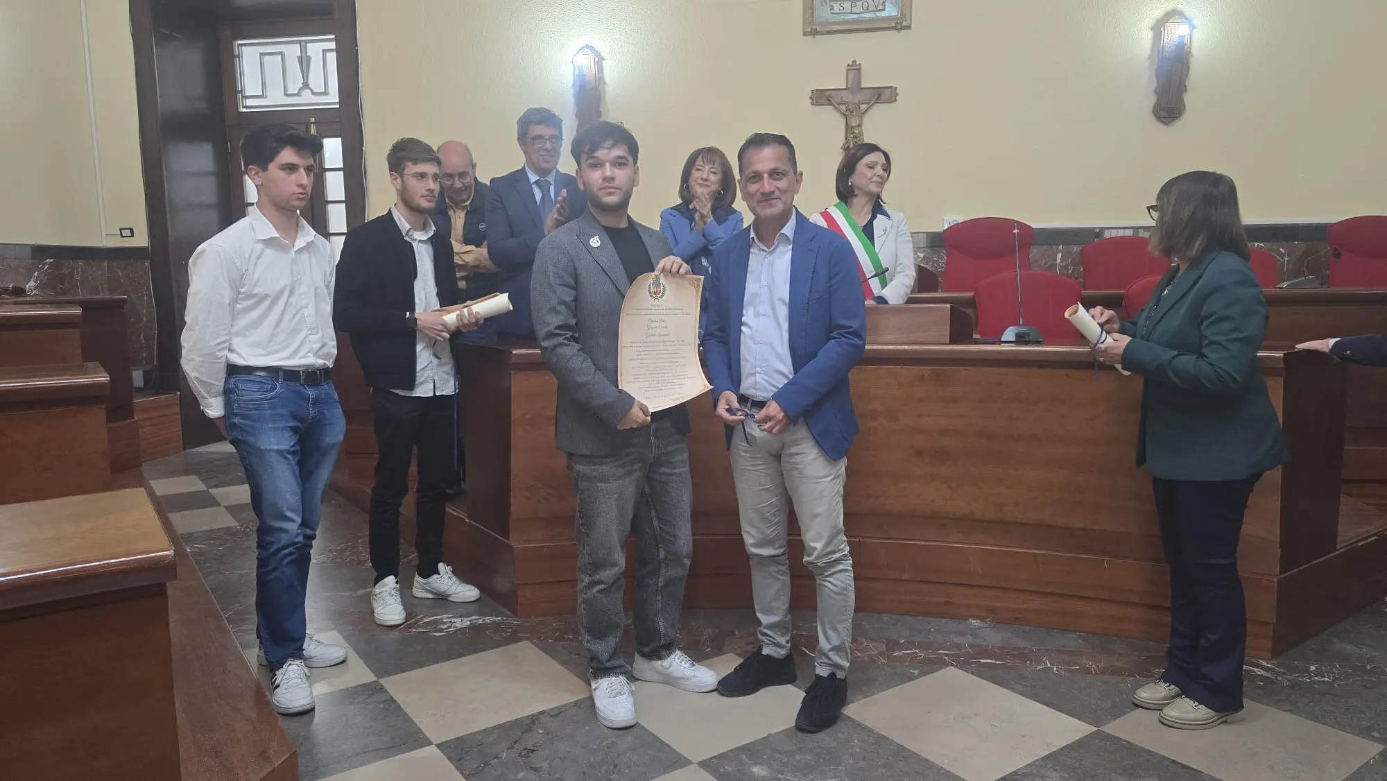 Il Comune di Vibo premia gli studenti vincitori della sfida sull’IA\u00A0in Cina: «Orgoglio della nostra città»\n