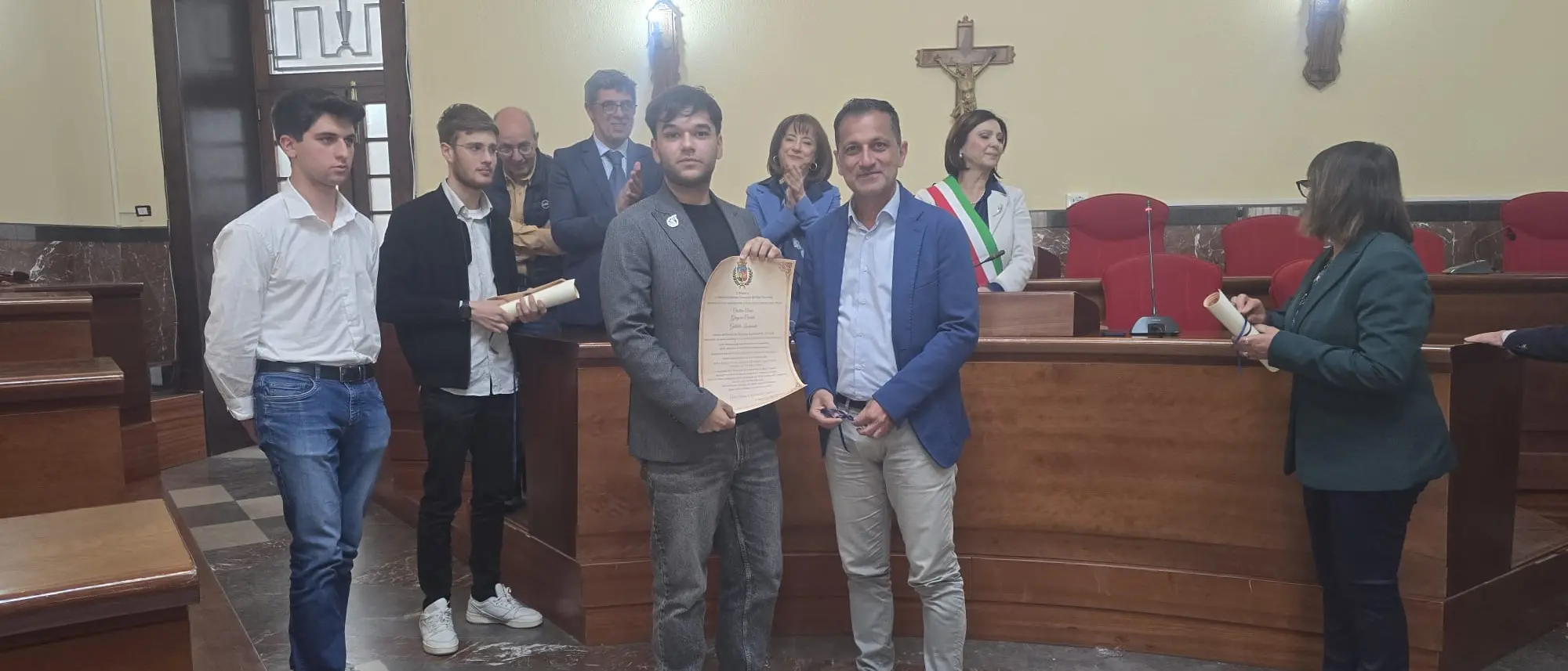 Il Comune di Vibo premia gli studenti vincitori della sfida sull’IA\u00A0in Cina: «Orgoglio della nostra città»\n