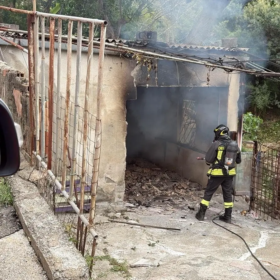 <p>Lamezia Terme, squadre dei vigili del fuoco domano un <span style=\"color:hsl(0, 75%, 60%);\">incendio </span>in un magazzino in via Grappa</p>