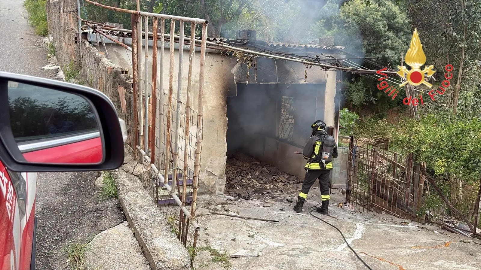 Lamezia Terme, squadre dei vigili del fuoco domano un incendio in un magazzino