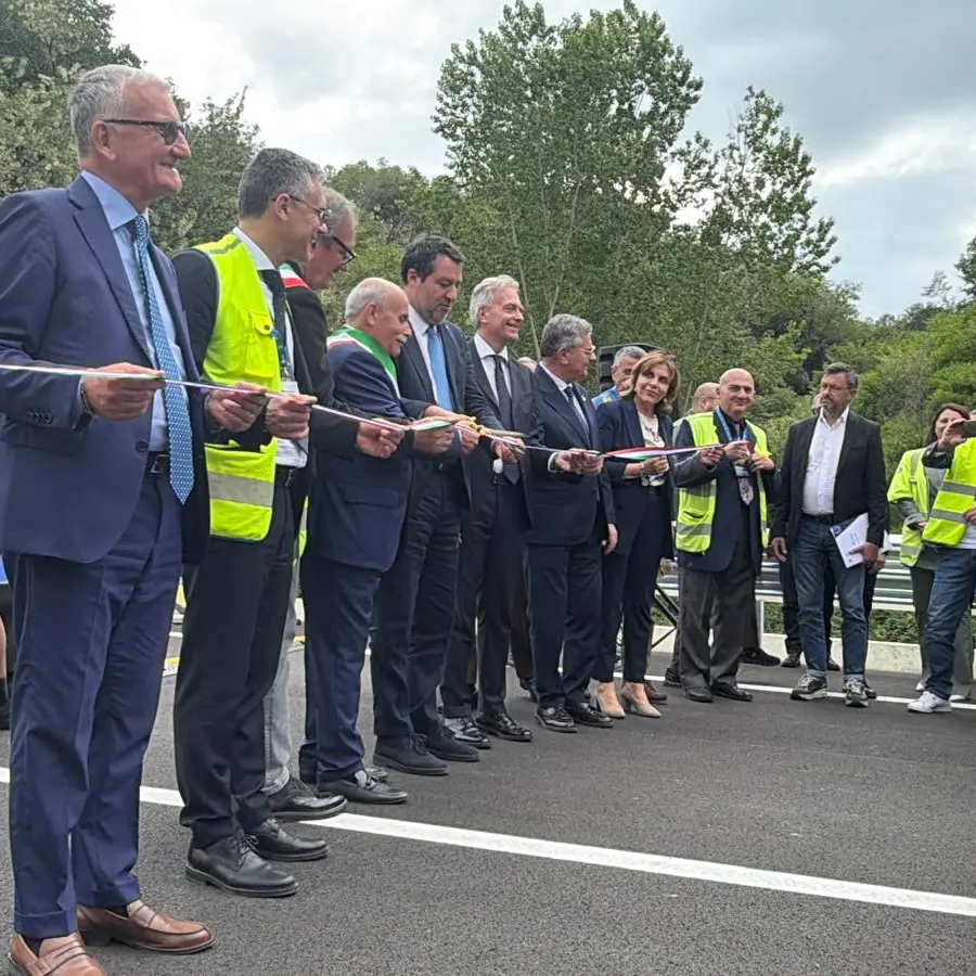 <p>Salvini inaugura il primo lotto (1,5 km) della Trasversale delle Serre: «Mai così tanti investimenti in Calabria» – VIDEO</p>