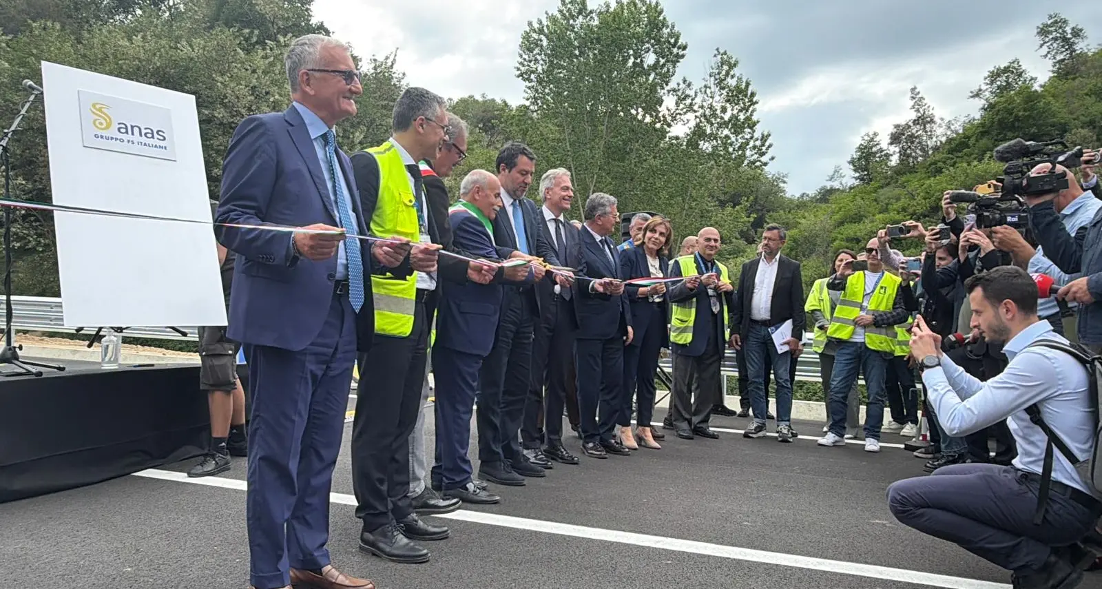 Salvini inaugura il primo lotto (1,5 km) della Trasversale delle Serre: «Mai così tanti investimenti in Calabria» –\u00A0VIDEO\n