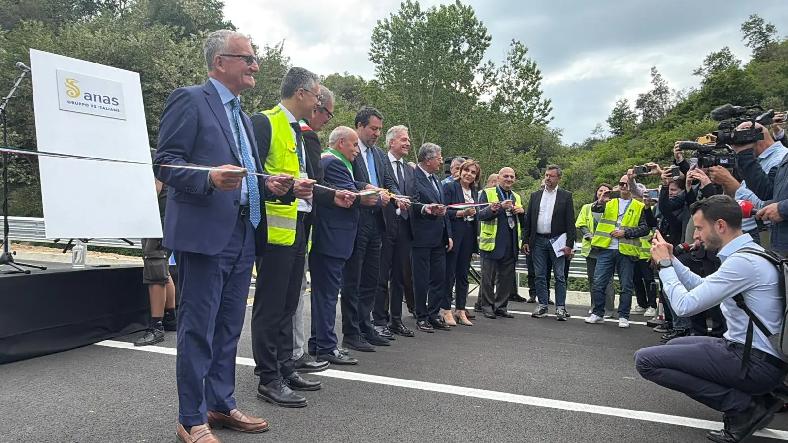 Salvini inaugura il primo lotto (1,5 km) della Trasversale delle Serre: «Mai così tanti investimenti in Calabria» –\u00A0VIDEO\n