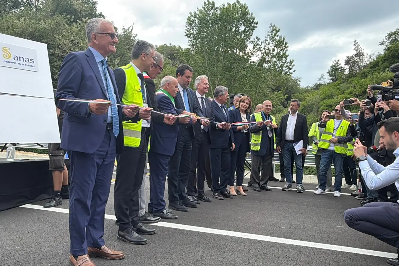 <p>Salvini inaugura il primo lotto (1,5 km) della Trasversale delle Serre: «Mai così tanti investimenti in Calabria» – <span style=\"color:hsl(0, 75%, 60%);\">VIDEO</span></p>