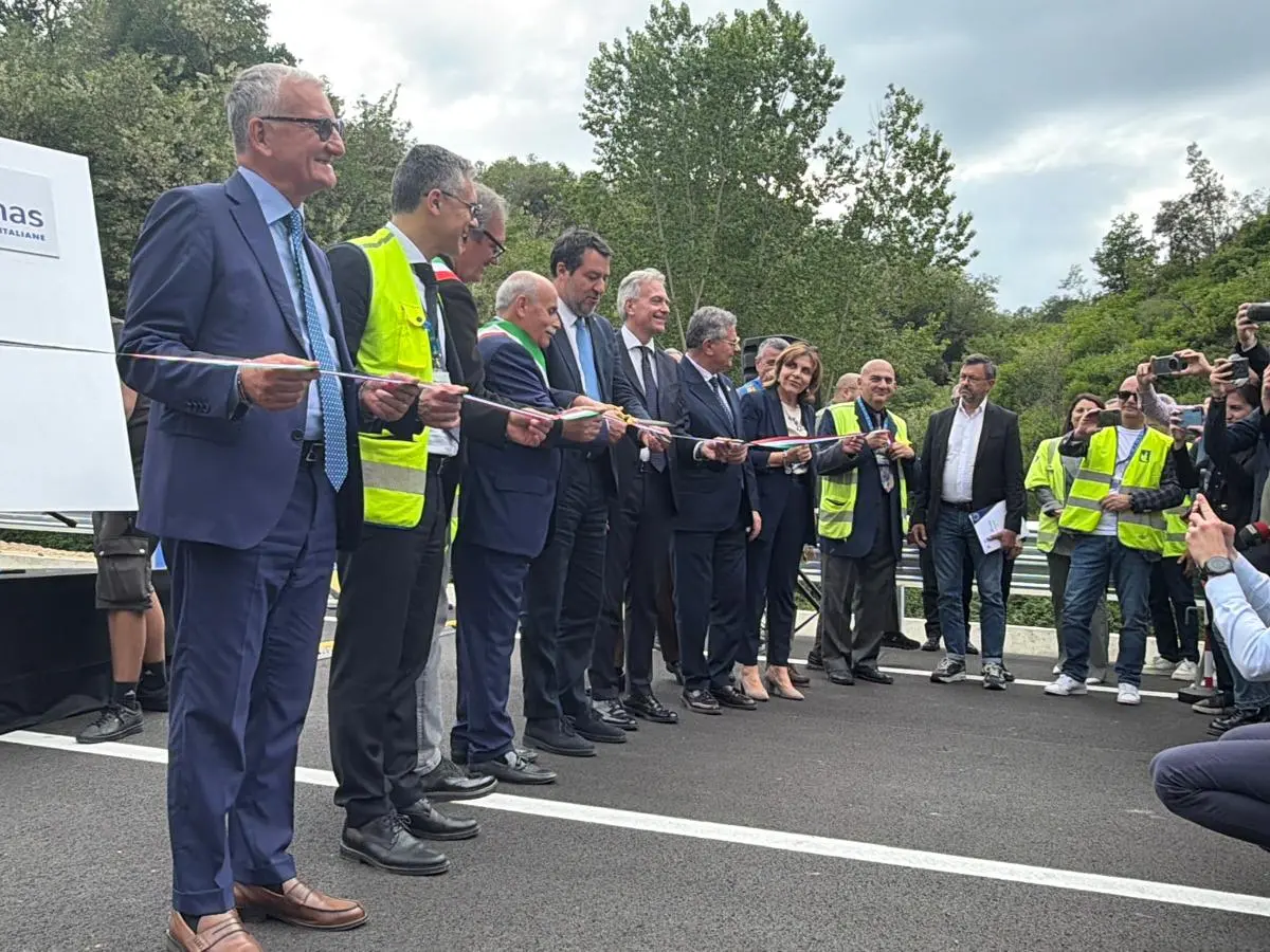 Salvini inaugura il primo lotto (1,5 km) della Trasversale delle Serre: «Mai così tanti investimenti in Calabria» – VIDEO