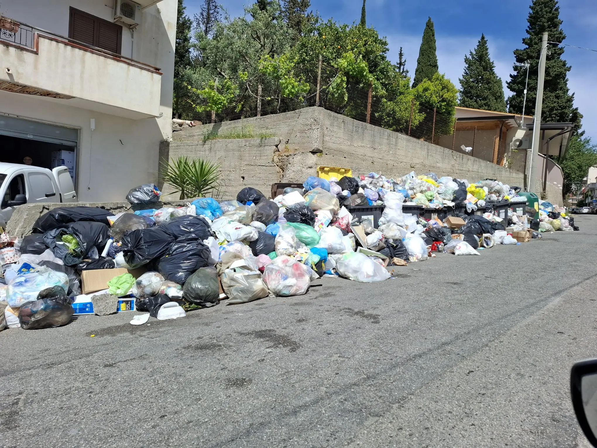 Reggio, rifiuti e periferie: Suraci e Giordano attaccano Falcomatà «La realtà non è quella dei social»\n