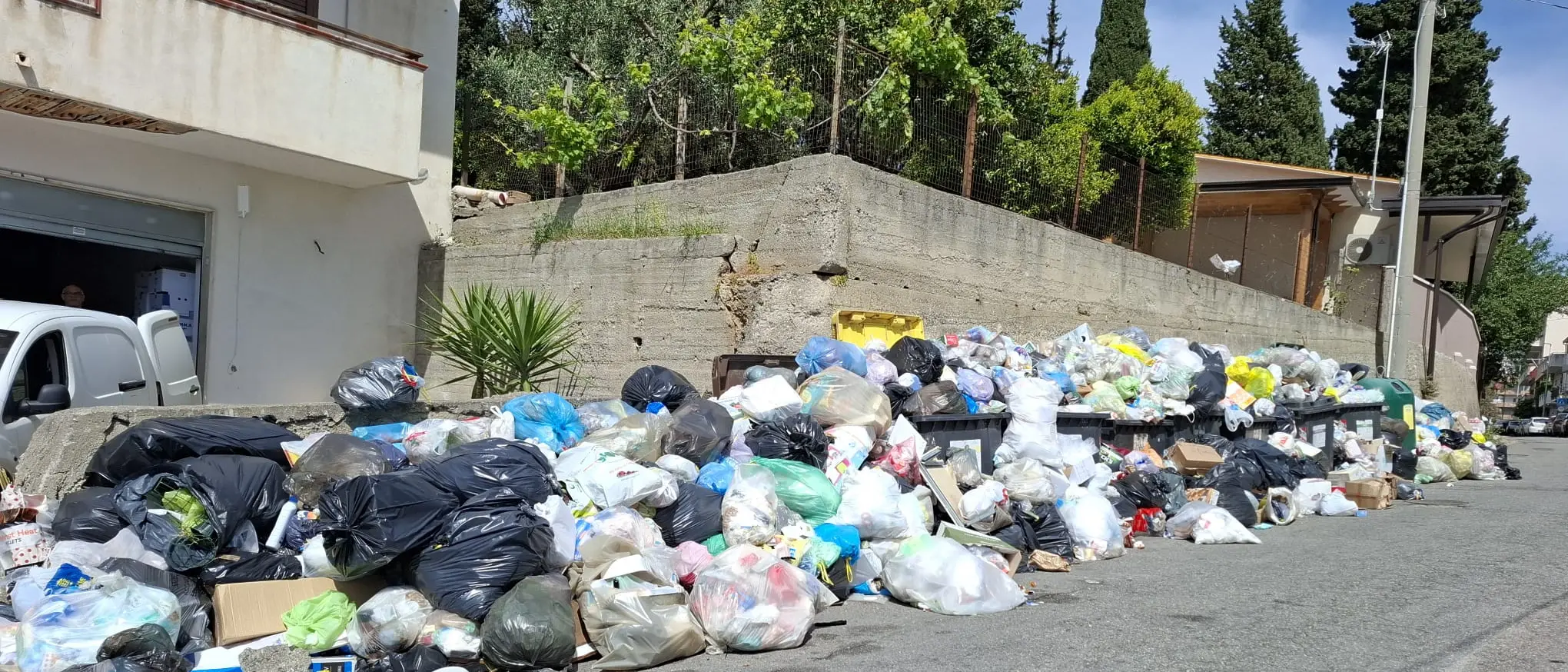 Reggio, rifiuti e periferie: Suraci e Giordano attaccano Falcomatà «La realtà non è quella dei social»\n