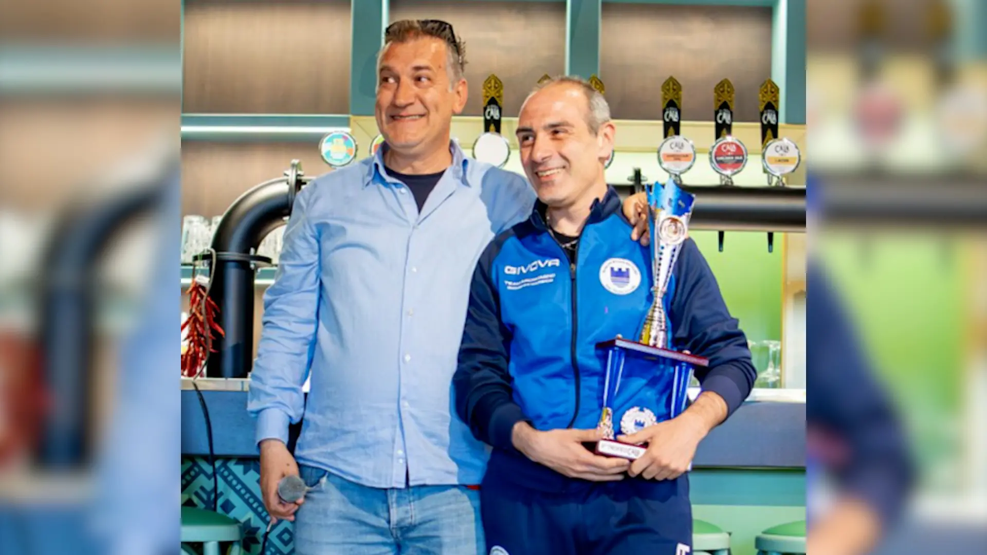 <p>Un momento della premiazione</p>\\n