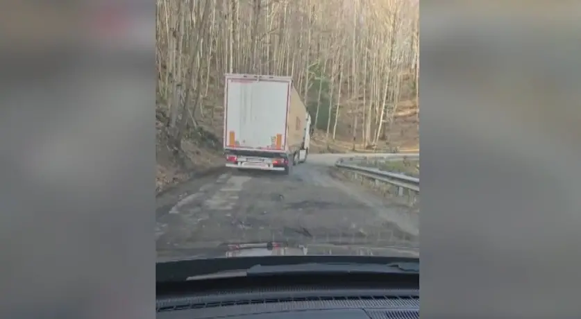 Disagi per i camion lungo la strada per Serra