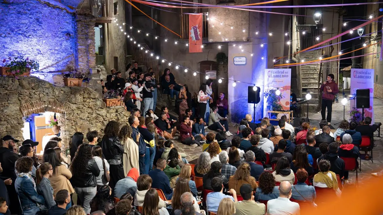 <p>In Calabria arriva il Festival dove è <span style=\"color:hsl(0, 75%, 60%);\">lecito lamentarsi</span> (e avanzare proposte): tutto pronto per l’evento a Soveria</p>