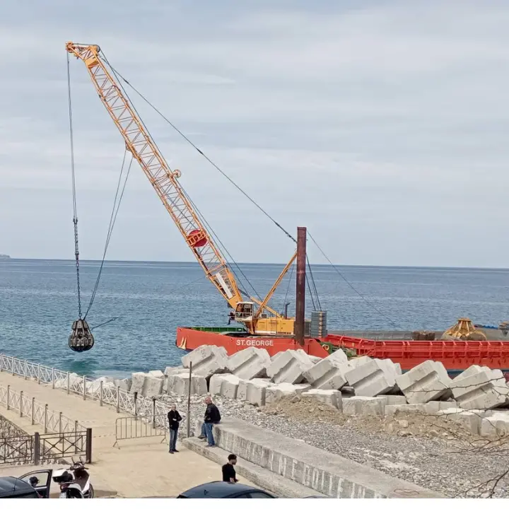 Pizzo, nave al lavoro davanti alla Marina: la “St. George” riposiziona i massi della barriera frangiflutti\n