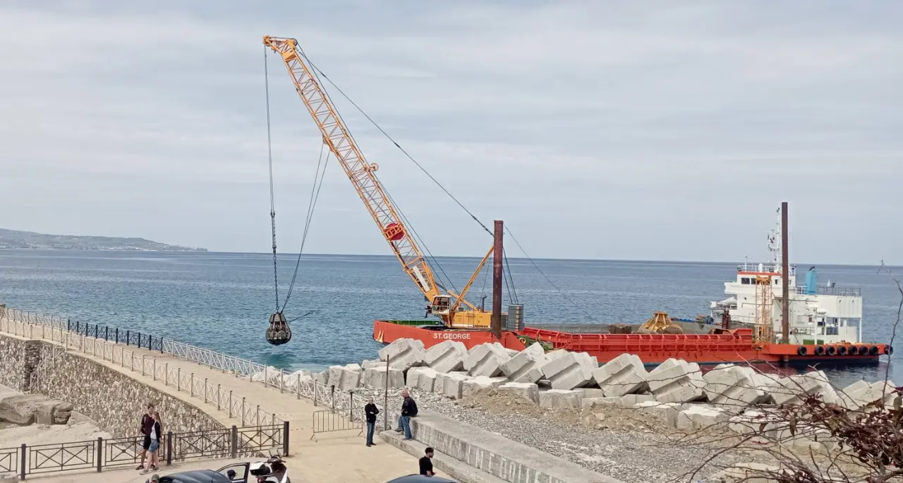 Pizzo, nave al lavoro davanti alla Marina: la “St. George” riposiziona i massi della barriera frangiflutti\n