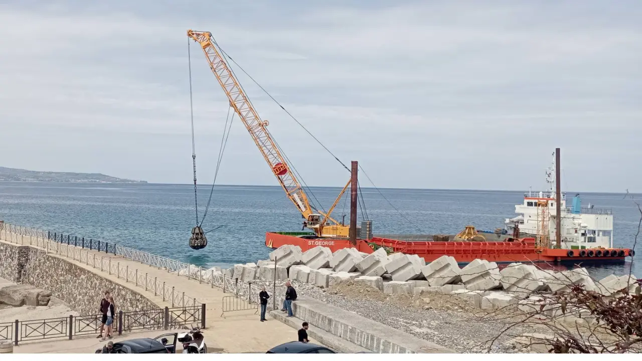 Pizzo, nave al lavoro davanti alla Marina: la “St. George” riposiziona i massi della barriera frangiflutti\n