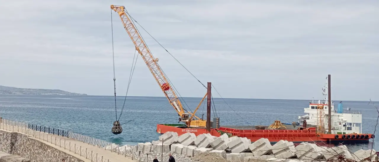 Pizzo, nave al lavoro davanti alla Marina: la “St. George” riposiziona i massi della barriera frangiflutti\n