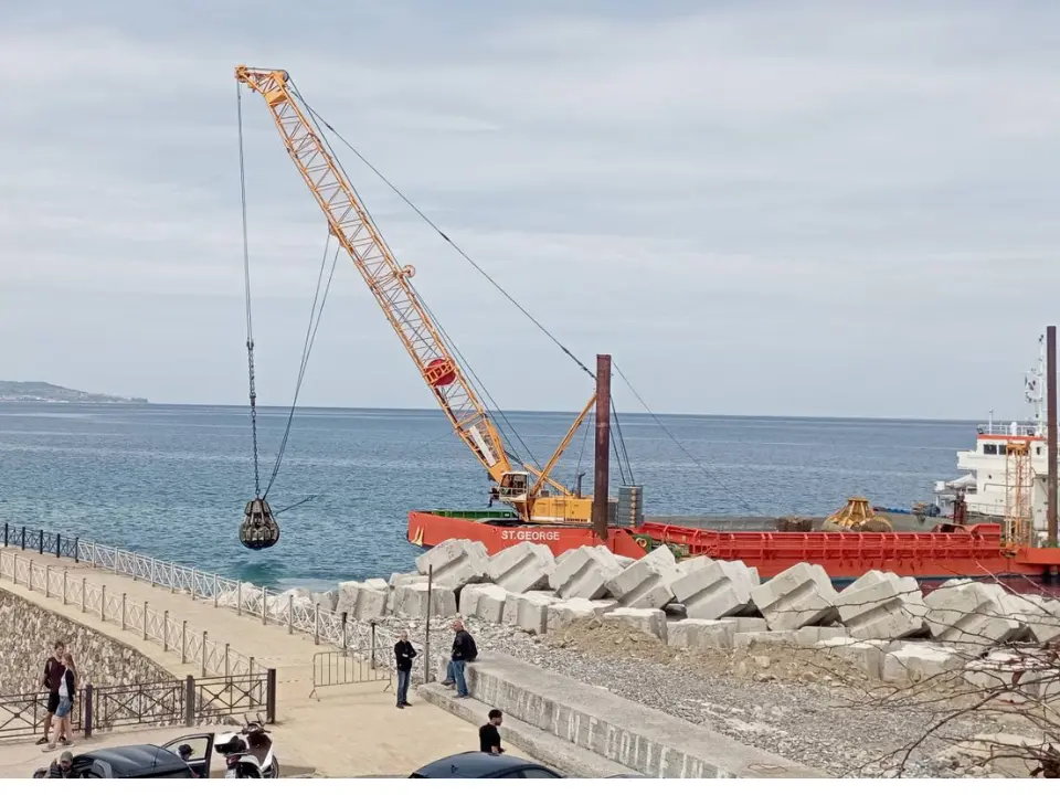 Pizzo, nave al lavoro davanti alla Marina: la “St. George” riposiziona i massi della barriera frangiflutti