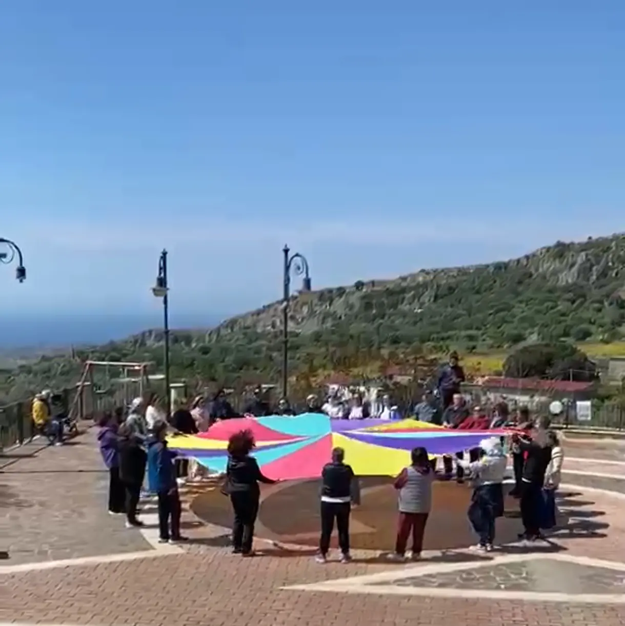 San Pantaleone celebra la Giornata Mondiale della Risata: un messaggio di pace tra natura, comunità e benessere\n