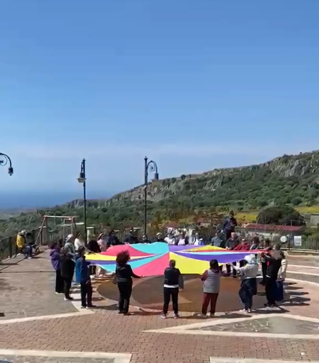 San Pantaleone celebra la Giornata Mondiale della Risata: un messaggio di pace tra natura, comunità e benessere\n
