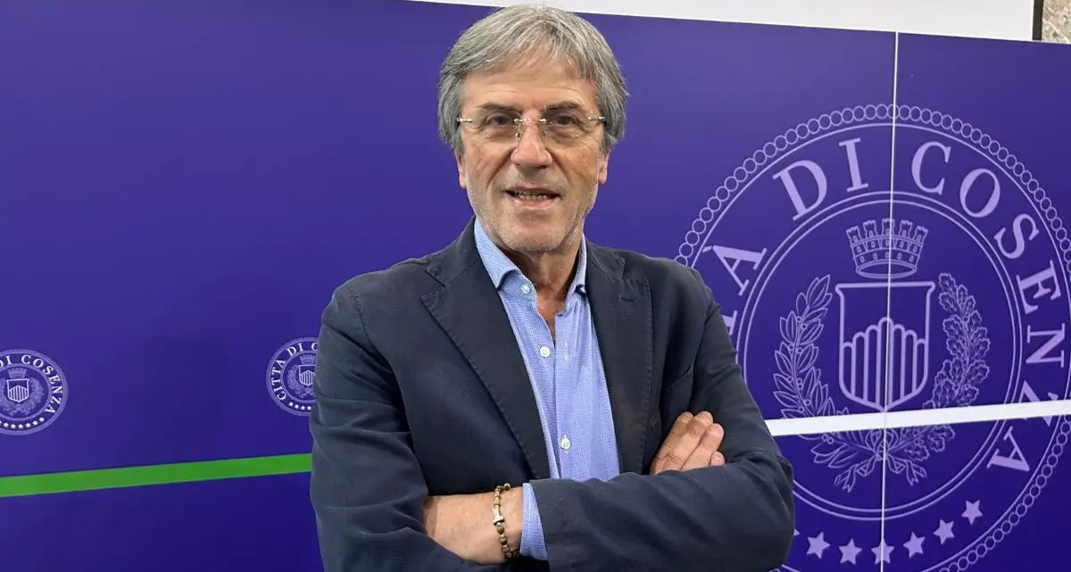 Cosenza, Fuorivia replica a Mancini: «Le sue proposte sono già norme operative del Comune»\n