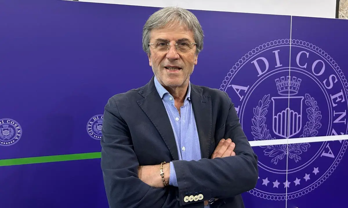 Cosenza, Fuorivia replica a Mancini: «Le sue proposte sono già norme operative del Comune»\n