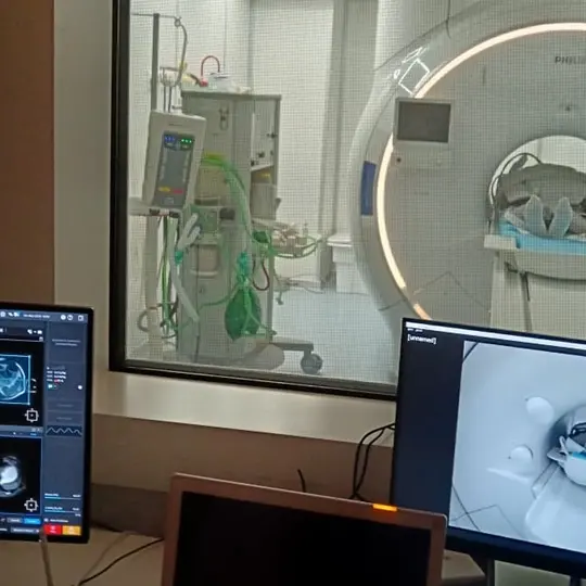 Al Gom\u00A0arriva la nuova risonanza magnetica 1.5 Tesla: più esami, diagnosi più precise e liste d’attesa da abbattere. Frittelli: «La Calabria dimostra di essere avanti»\n