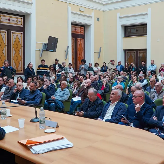 Confronto tra i sindaci a palazzo Alvaro, Battaglia: «Bilancio trasparente per cicatrizzare le ferite del passato»\n\n\n