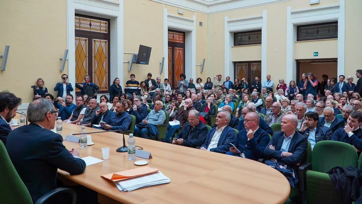 Confronto tra i sindaci a palazzo Alvaro, Battaglia: «Bilancio trasparente per cicatrizzare le ferite del passato»\n\n\n
