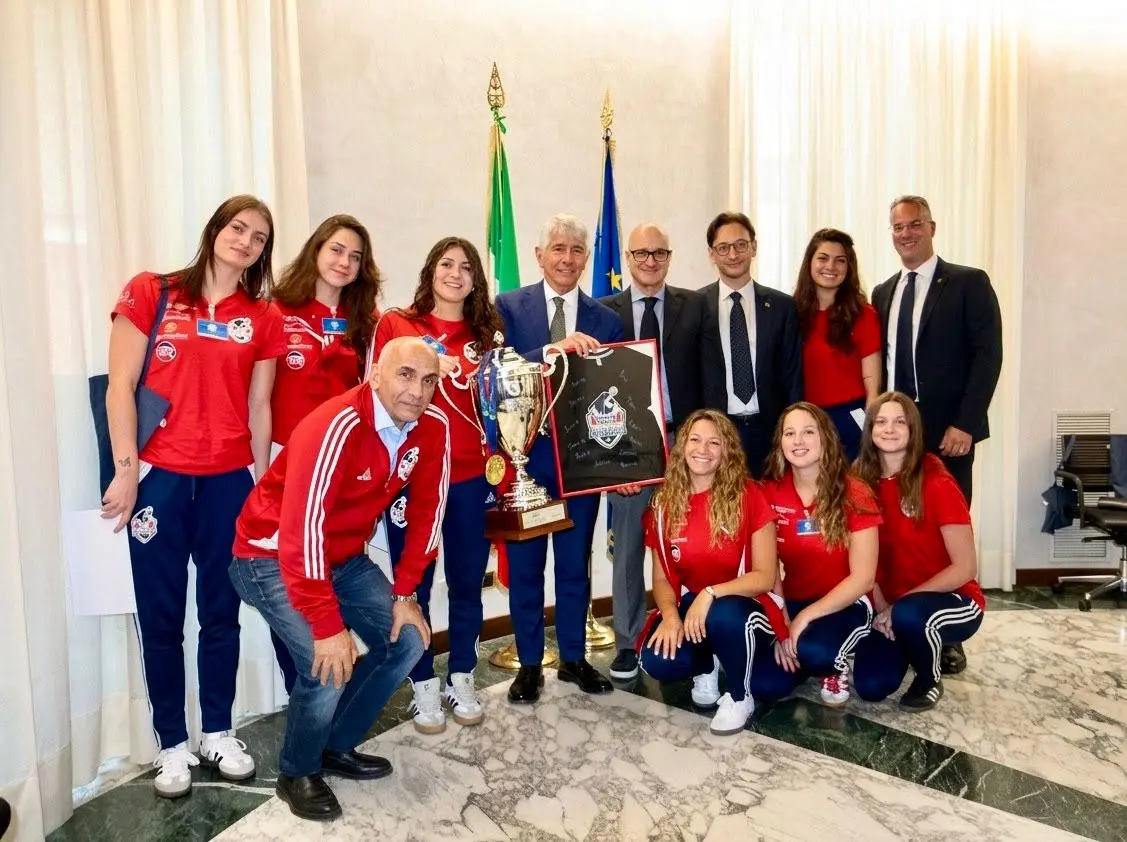 La Cosenza Smile Pallanuoto ricevuta dal ministro dello Sport Abodi\n