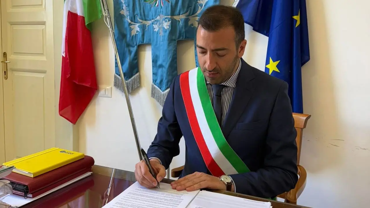 Aprigliano, la versione del sindaco: «Carabinieri in Comune? Intervenuti soltanto per riportare la calma»\u00A0\u00A0\n
