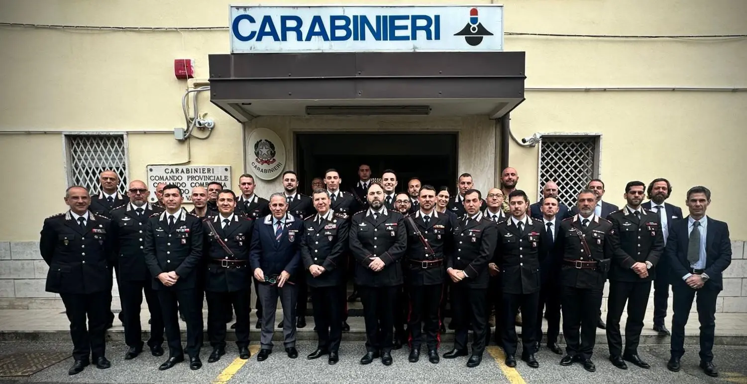 Il generale dei carabinieri Domizi in visita a Vibo: «L'Arma sia scudo dei cittadini onesti e braccio inflessibile dello Stato»\n