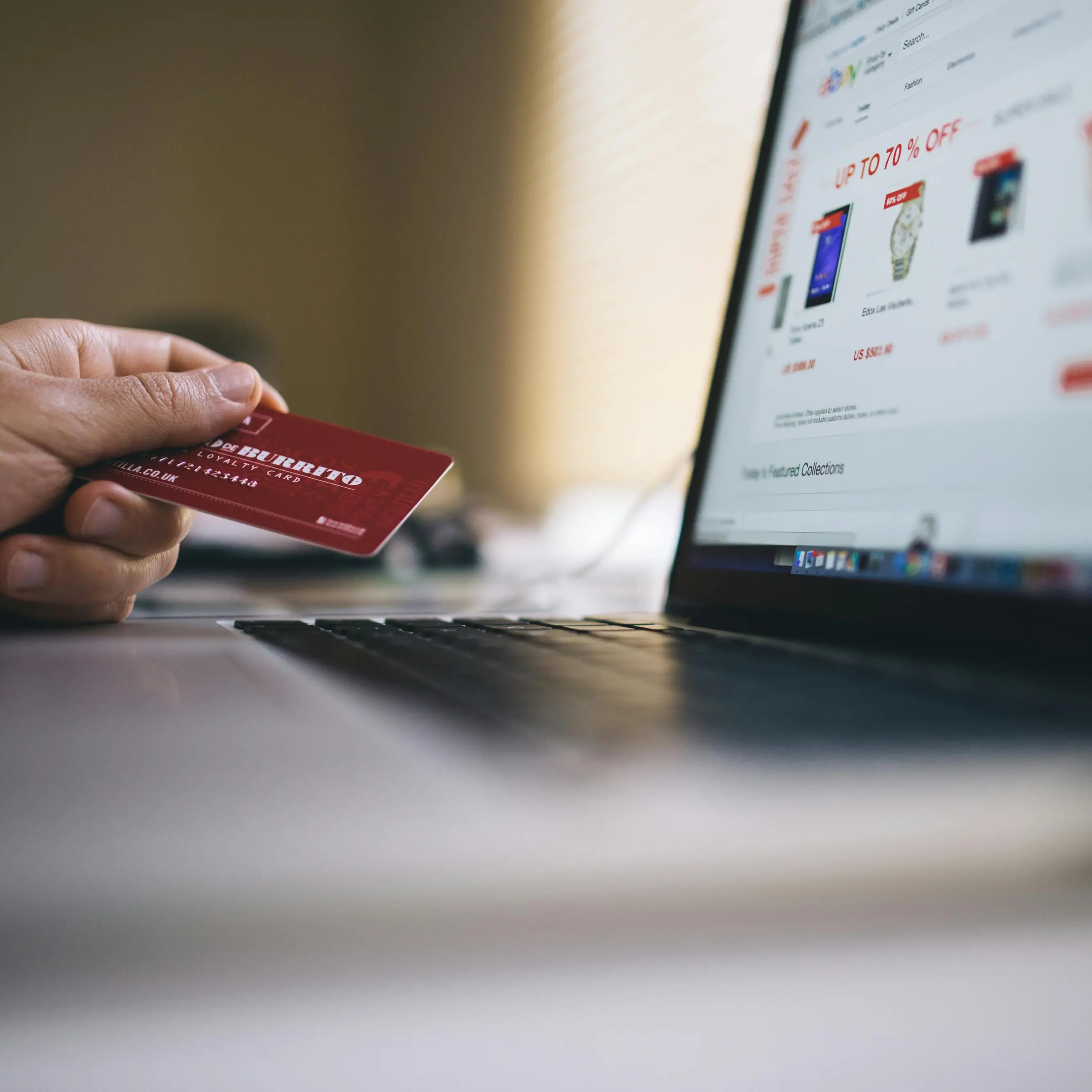 E-commerce da record in Italia: +6%, 66,6 miliardi e l’AI rivoluziona acquisti e imprese online\n