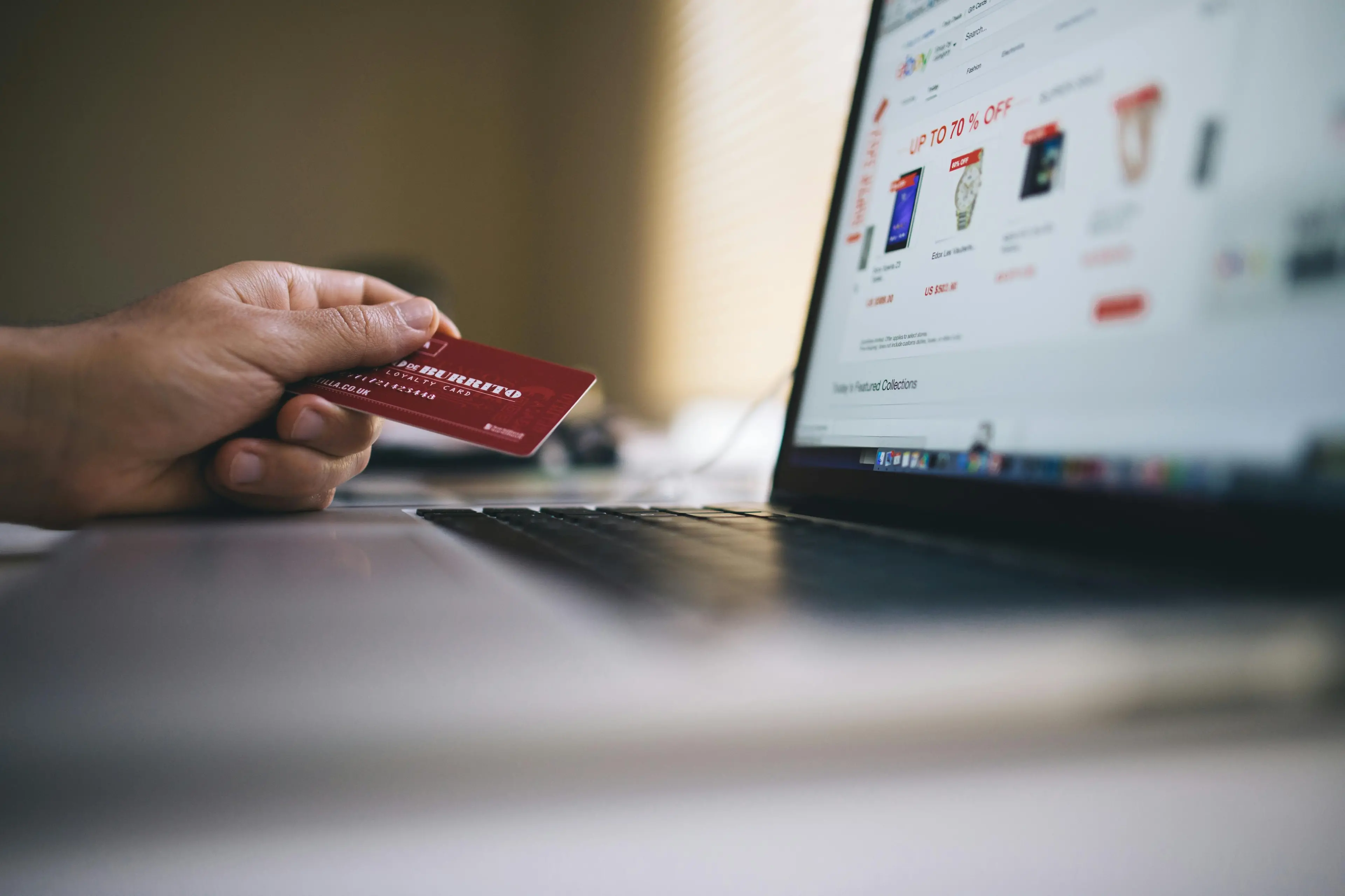 E-commerce da record in Italia: +6%, 66,6 miliardi e l’AI rivoluziona acquisti e imprese online\n