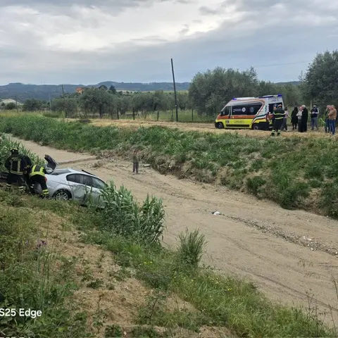 Auto precipita nel torrente a Corigliano: uomo incastrato tra le lamiere\n
