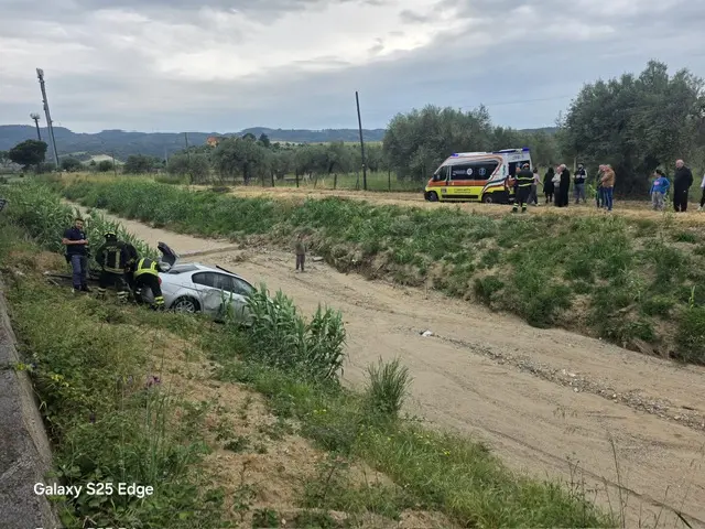 Auto precipita nel torrente a Corigliano: uomo incastrato tra le lamiere\n