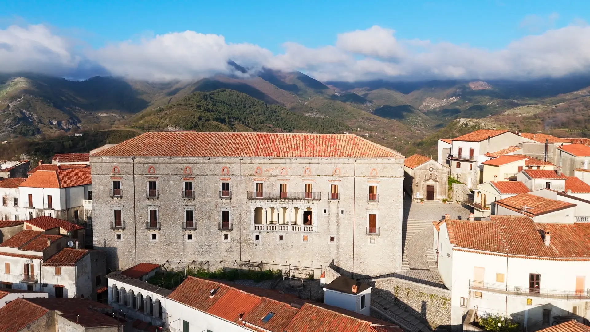 <p>Il palazzo rinascimentale di Aieta</p>\\n