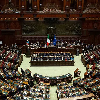Ponte sullo Stretto, il Governo incassa la fiducia alla Camera: via libera al decreto con 186 voti favorevoli\n