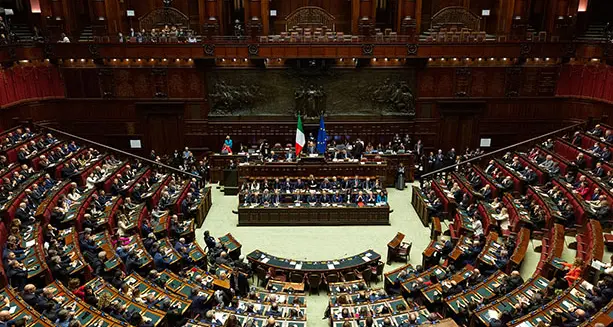Ponte sullo Stretto, il Governo incassa la fiducia alla Camera: via libera al decreto con 186 voti favorevoli\n