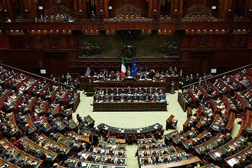 <p>Ponte sullo Stretto, il Governo incassa la fiducia alla Camera: via libera al decreto con 186 voti favorevoli</p>